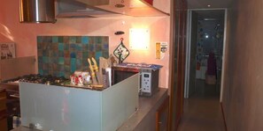 Appartement, 2 slaapkamers, niet-roken | Privékitchenette | Een koelkast/vriezer, een magnetron, een oven, een kookplaat