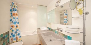 Appartement, 2 slaapkamers, niet-roken | Badkamer | Een bad/douchecombinatie, een diep bad, een regendouche, een bidet