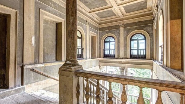 An interior with a balcony, columns, and arched windows. - Campo de Fiori 3 bedroom apartment (Rome)