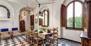 Apartment, 3 Schlafzimmer | Essbereich im Zimmer