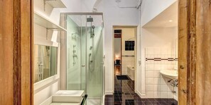 Appartement, 3 slaapkamers | Badkamer | Een diep bad, een regendouche, gratis toiletartikelen, een haardroger