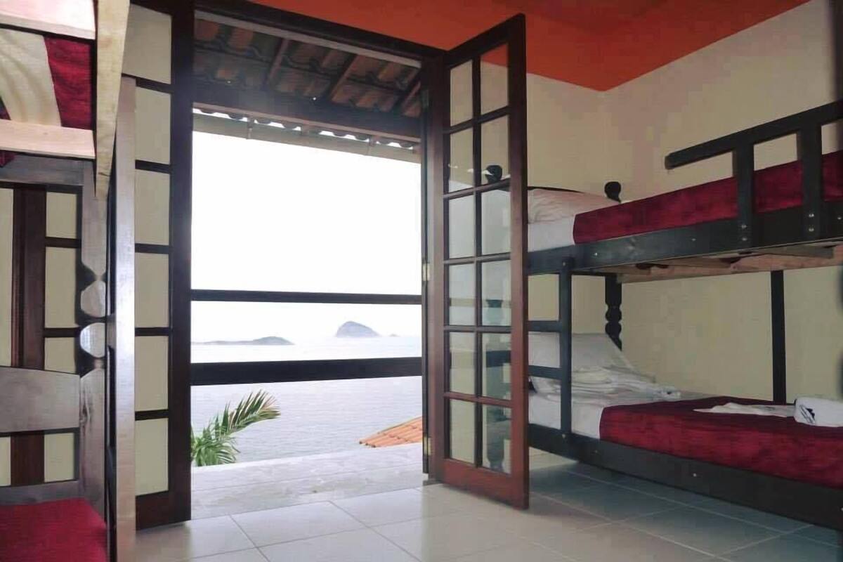 Caja de seguridad en la habitación y cortinas blackout 