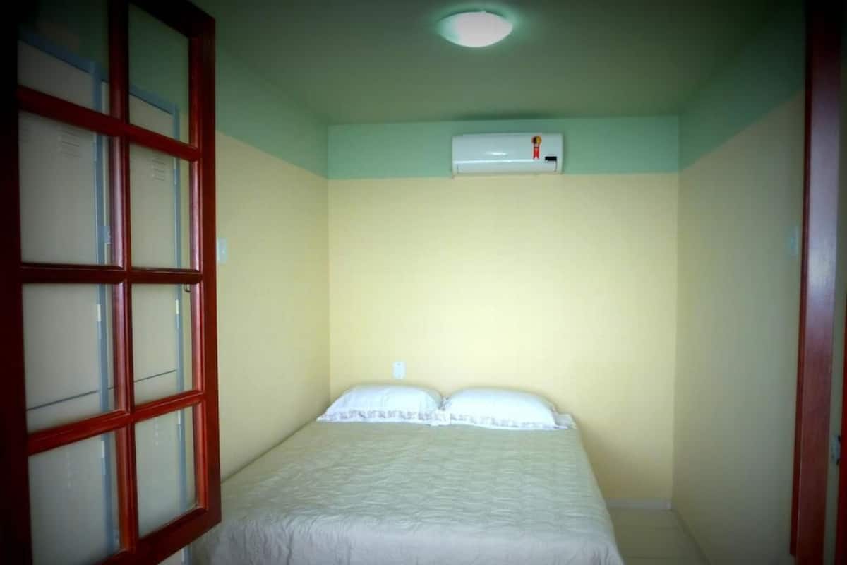 Caja de seguridad en la habitación y cortinas blackout