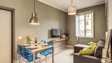 Apartamento, 3 quartos | Área de estar | Smart TV