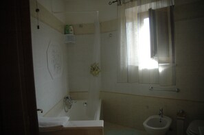 Double Room, Private Bathroom (External) | Bathroom | Towels - B&B Portagibli (Salemi)