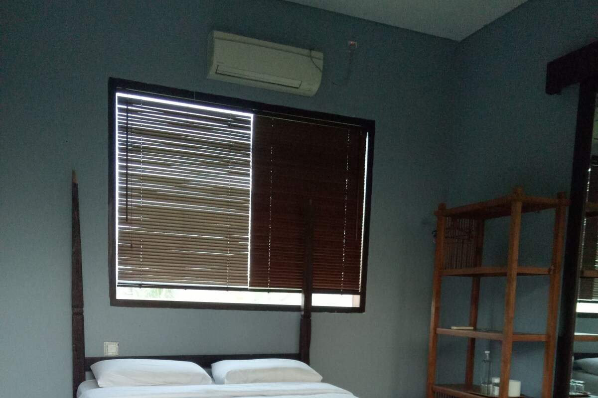 Deluxe Room, 1 King Bed | In-room safe, free WiFi, bed sheets