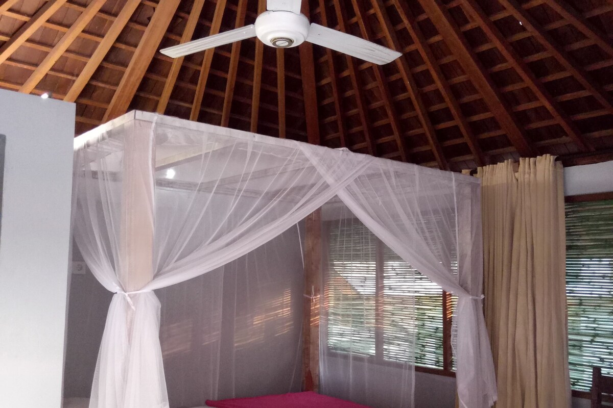 Basic Room, 1 Queen Bed | In-room safe, free WiFi, bed sheets