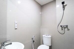 Habitación superior | Baño | Regadera, regadera tipo lluvia, toallas 