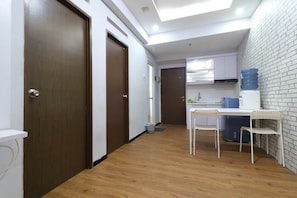 2 Bedrooms | Living area | Flat-screen TV
