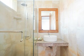 Superior Room | Bathroom | Shower, rainfall showerhead, free toiletries, towels - Toya Villa Ubud (Ubud)