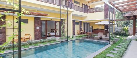 Utendørsbasseng, bassengparasoller og solsenger