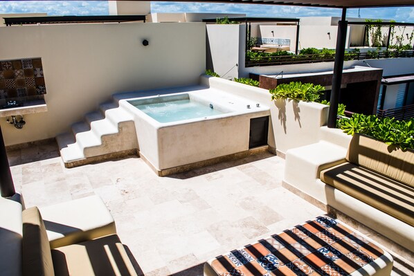 Apartamento premium, várias camas, para não fumantes | Banheira de hidromassagem