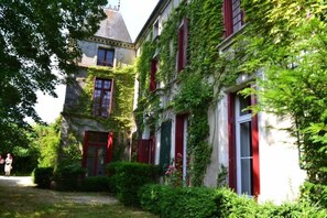 Courtyard - Chambres d'hôtes La Cure du Maine Charles (Birac)