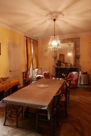 Fridge, microwave, stovetop, espresso maker - Chambres d'hôtes La Cure du Maine Charles (Birac)