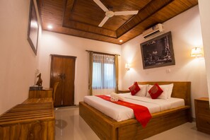 Rom – deluxe | Skrivebord, blendingsgardiner, wi-fi (inkludert) og sengetøy