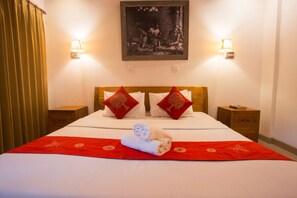 Desk, blackout drapes, free WiFi, bed sheets - Suarsena Bungalow Ubud (Ubud)