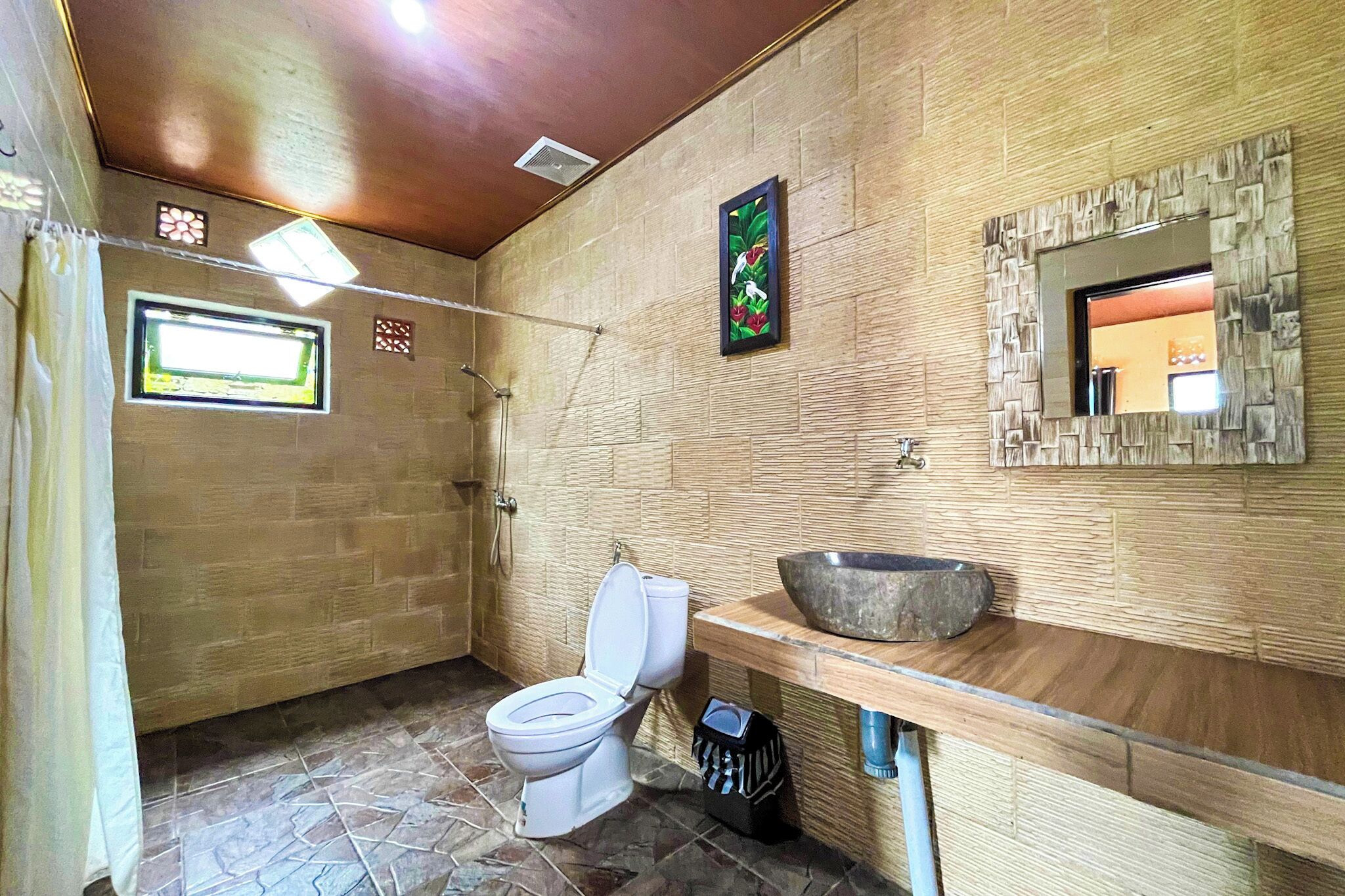 Un baño con inodoro, lavamanos y ducha.