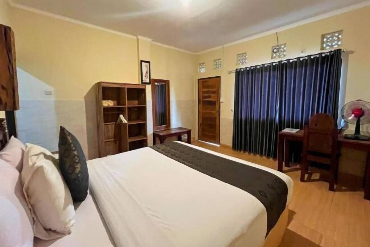 Cofres nos quartos, escrivaninha, ferros/tábuas de passar roupa