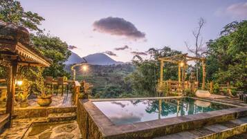 สระว่ายน้ำกลางแจ้ง