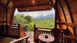Interior de madera con vistas a un paisaje exuberante.