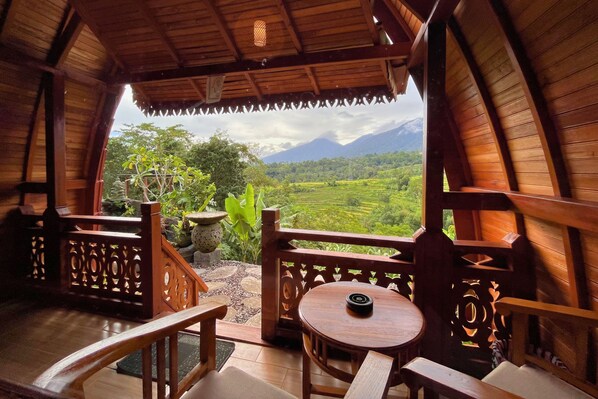 Interior de madera con vistas a un paisaje exuberante.