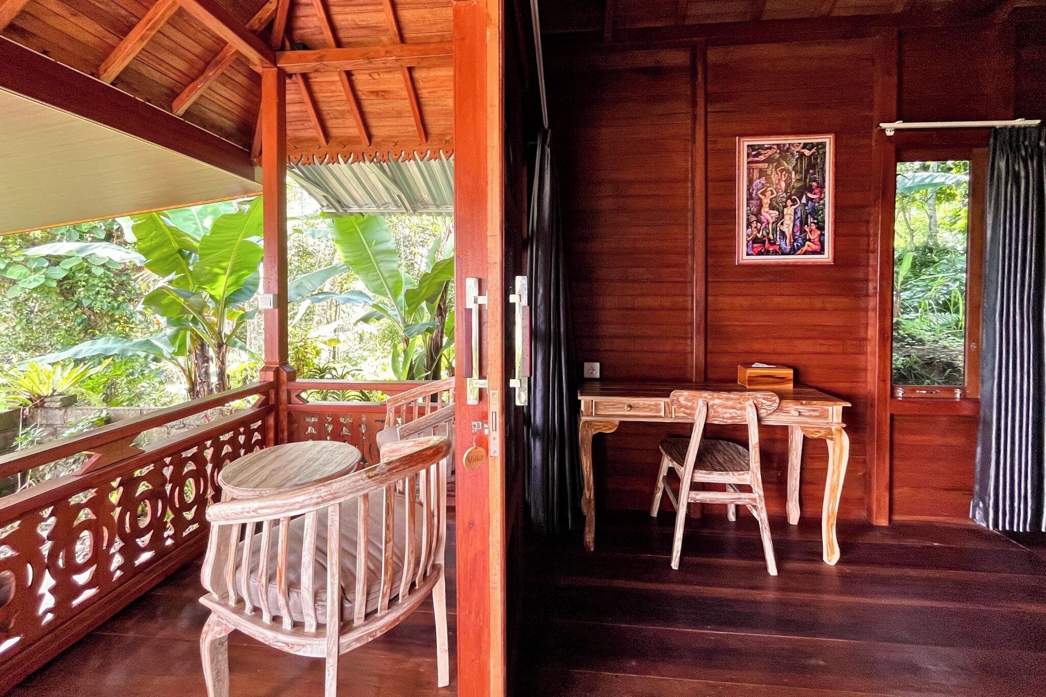 Una habitación de madera con balcón, una mesa de comedor y sillas.