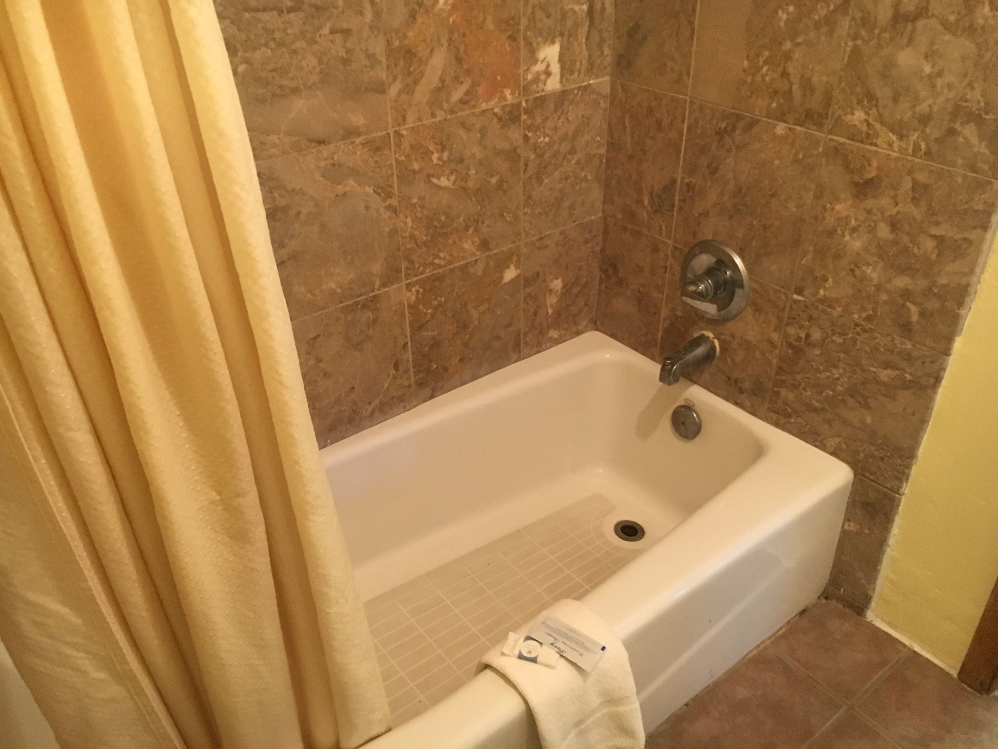 Economy Single Room, 1 King Bed  | Bathroom | Bathtub, free toiletries, towels