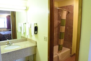 Bañera, artículos de higiene personal gratuitos y toallas