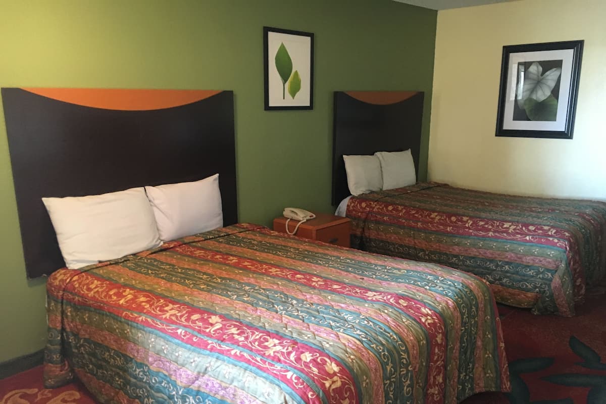Kamar Double Keluarga, 2 Tempat Tidur Queen, Bebas Asap Rokok | Minibar, meja kerja, tirai kedap cahaya, dan kedap suara