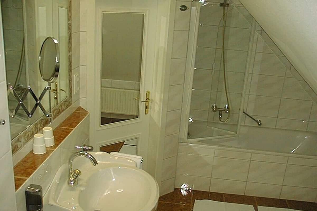Habitación doble clásica | Baño | Tina de hidromasaje, secadora de cabello, toallas