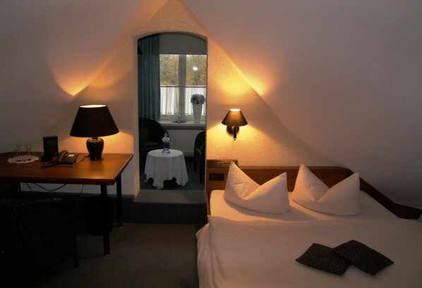 Sviitti | Untuvapeitot, työpöytä, kannettavalle tietokoneelle sopiva työtila