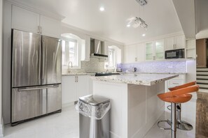 Bungalow Familial, plusieurs lits | Cuisine privée | Grand réfrigérateur, micro-ondes, four, plaque de cuisson