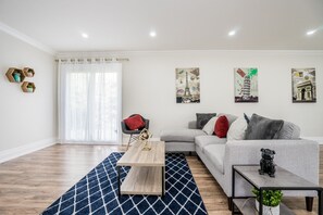 Bungalow familiar, varias camas | Sala de estar | Smart TV y Netflix 