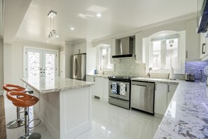 Familie-bungalow, flere senger | Eget kjøkken | Kjøleskap, mikrobølgeovn, ovn og kokeplater