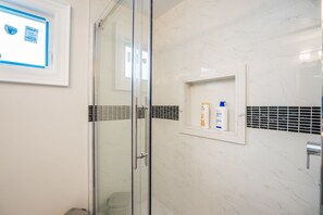 Bathroom shower - Entire Bungalow 5 Bedrooms (Markham)