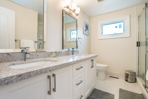 Familie bungalow, Meerdere bedden | Badkamer | Een douche, gratis toiletartikelen, een haardroger, pantoffels