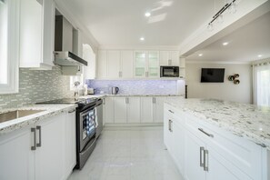 Family Bungalow, Multiple Beds | Private kitchen | Full-size fridge, microwave, oven, stovetop - Entire Bungalow 5 Bedrooms (Markham)