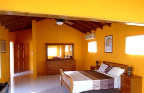 3 slaapkamers, een strijkplank/strijkijzer, wifi, beddengoed