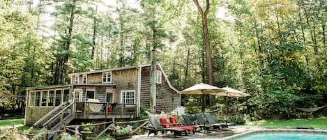 Alberca al aire libre y alberca climatizada