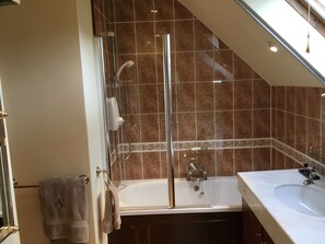 Ensemble douche/baignoire, sèche-cheveux, peignoirs, serviettes fournies