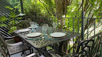 屋外ダイニングエリア