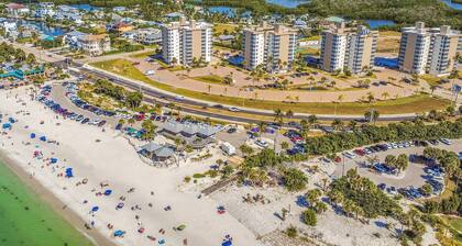 Beautiful Remodeled Studio Condo, Beach Gear, Walk to Beach! WiFi, Over $100 Free Daily Activities!