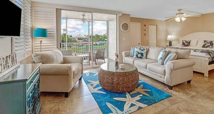 Beautiful Remodeled Studio Condo, Beach Gear, Walk to Beach! WiFi, Over $100 Free Daily Activities!
