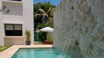 Piscine extérieure, parasols de plage, chaises longues