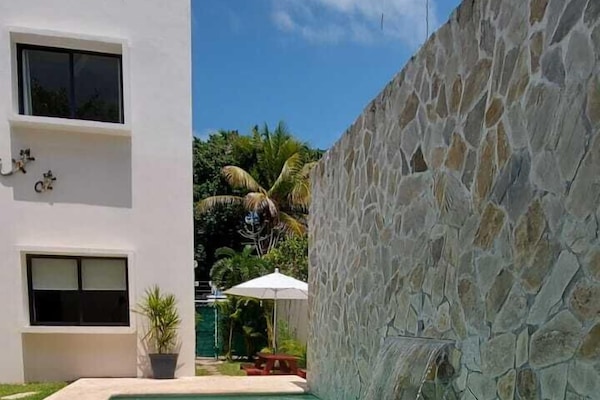 Piscina externa, funciona das 7h às 23h, guarda-sóis, espreguiçadeiras