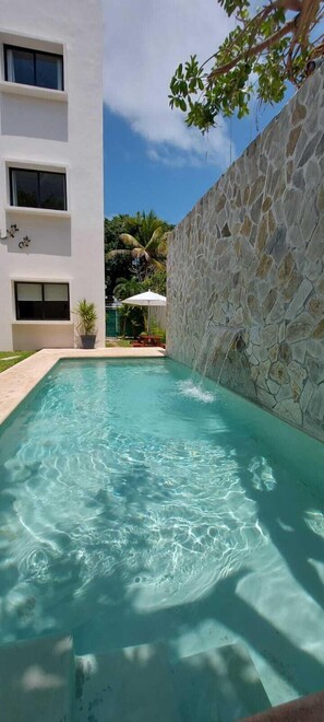 Outdoor pool, open 7:00 AM to 11:00 PM, pool umbrellas, pool loungers - Viento Suites Cancún (Cancun)