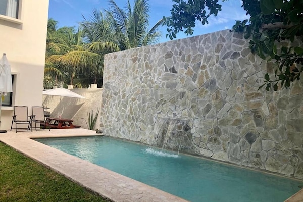 Ulkouima-allas avoinna 7.00–23.00, aurinkovarjoja, aurinkotuoleja