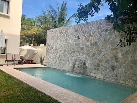 Outdoor pool, open 7:00 AM to 11:00 PM, pool umbrellas, pool loungers. Viento Suites Cancún