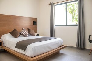 Ropa de cama de alta calidad y caja de seguridad en la habitación 