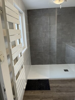 Badewanne, Haartrockner, Handtücher, Seife